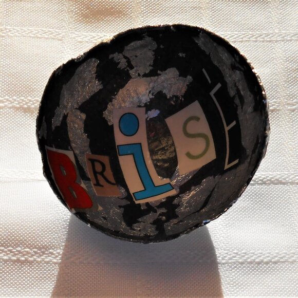 Handmade collages on a set of varnished eggshells - Picture 8 of 16